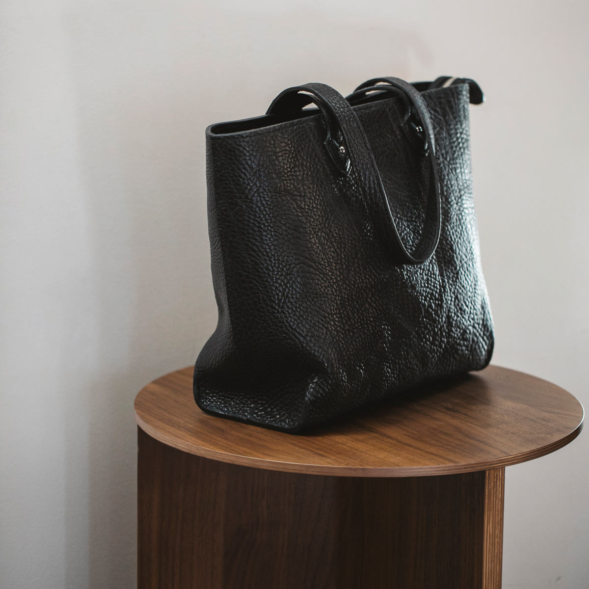 GANZOの新作は上品でクラシカルなシュリンクレザー製バッグ