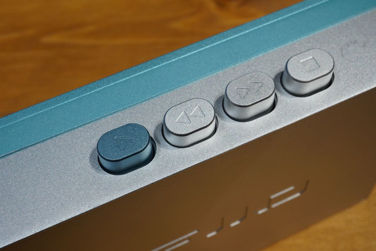 80年代っぽい!? 新作ポータブルカセットプレーヤーFIIO「CP13」実機