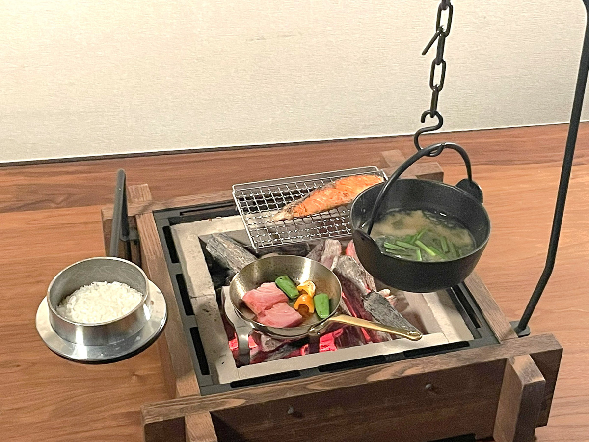 風情ありすぎ！ 炭火焚き火OKのリアルガチな卓上