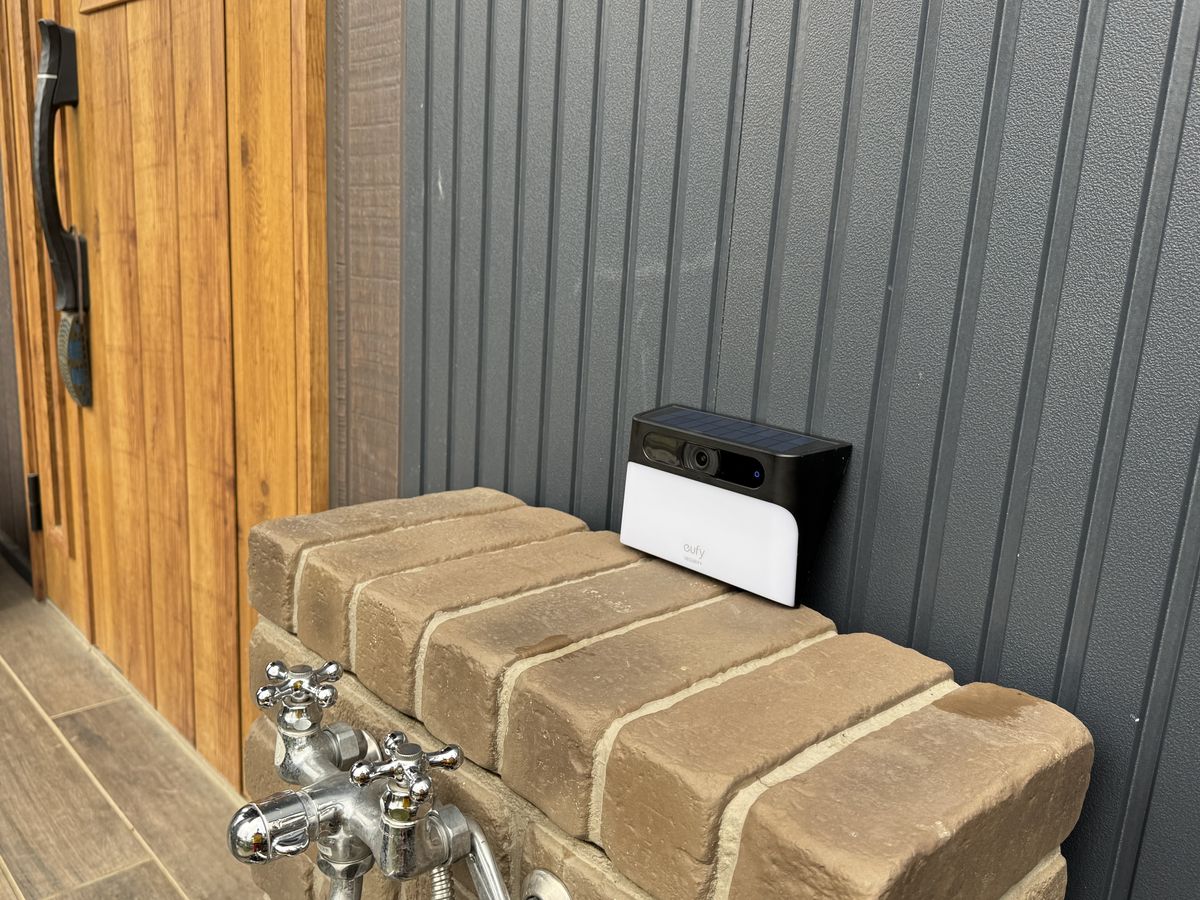 アンカーのソーラー＆センサーライト一体型「防犯カメラ」の実力や