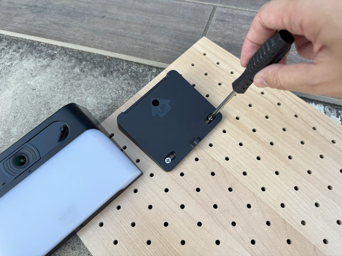 アンカーのソーラー＆センサーライト一体型「防犯カメラ」の実力や