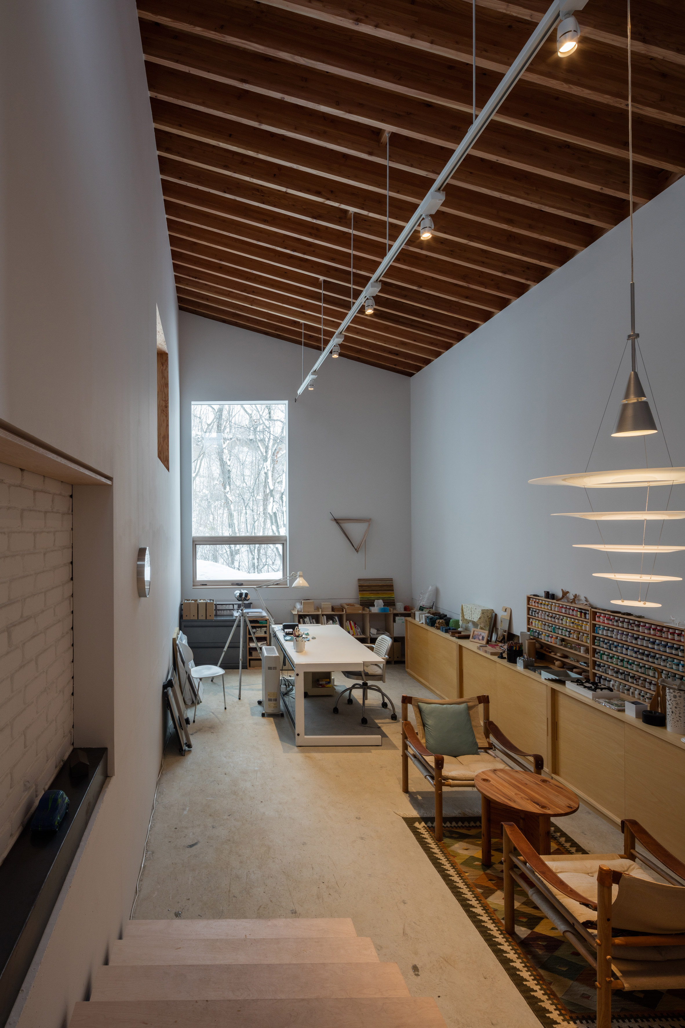 Timber volumes form live-work spaces for artist and architect in