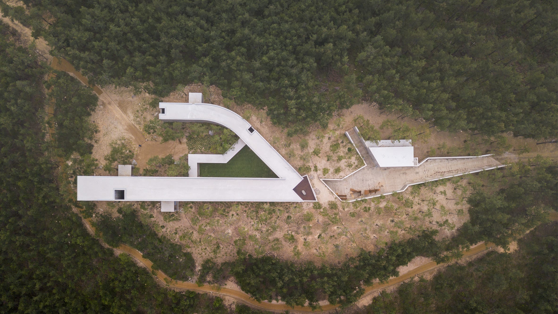 Álvaro Siza and Carlos Castanheira Architects place concrete art