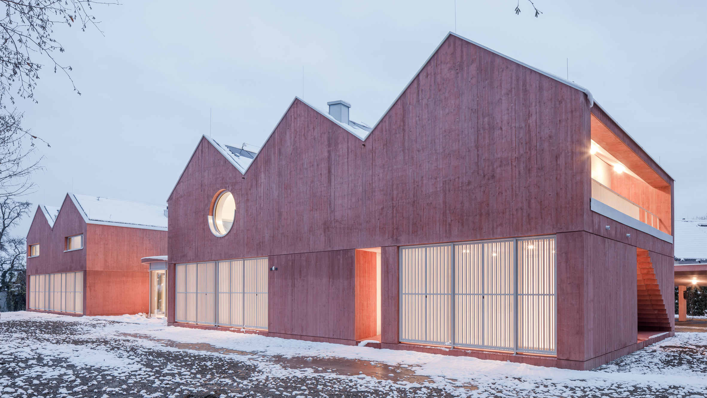 Steiner Architecture finishes sculptural Clinic in Anif with red