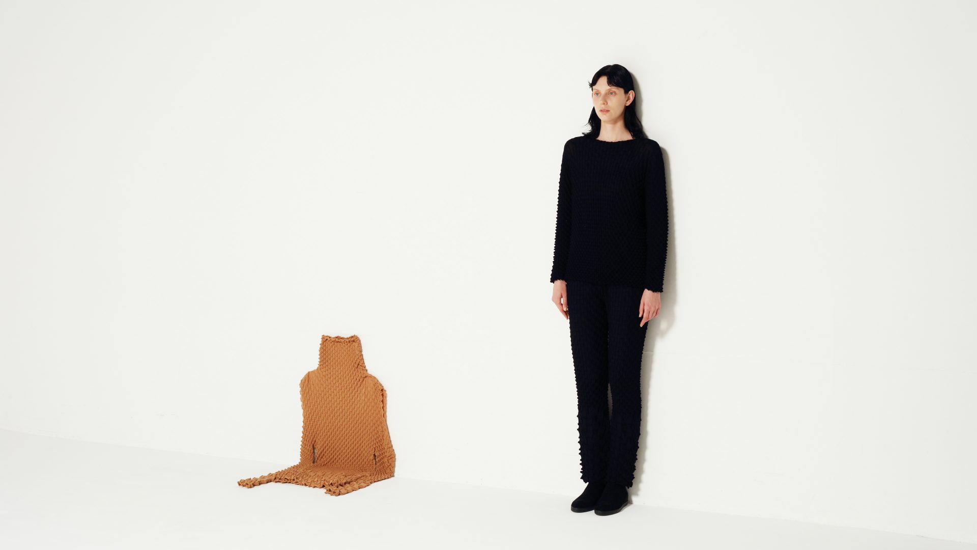 イッセイ ミヤケ、ホリデーシーズンの新作 「WOOL SHELL KNIT」 を発売