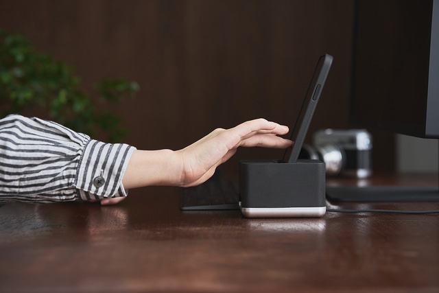 石の響きが音を奏でる無電源スマホスピーカー、誕生 ｜暮らしに石を