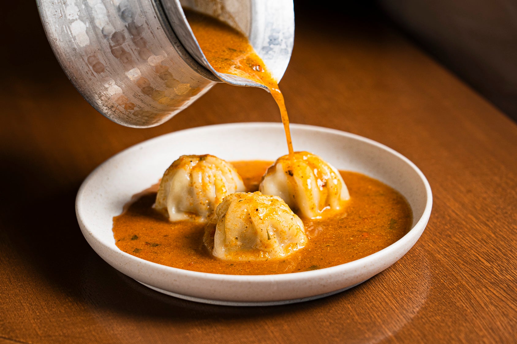 進化系ネパール餃子「モモ」とナチュラルワインを注文し放題で楽しめる