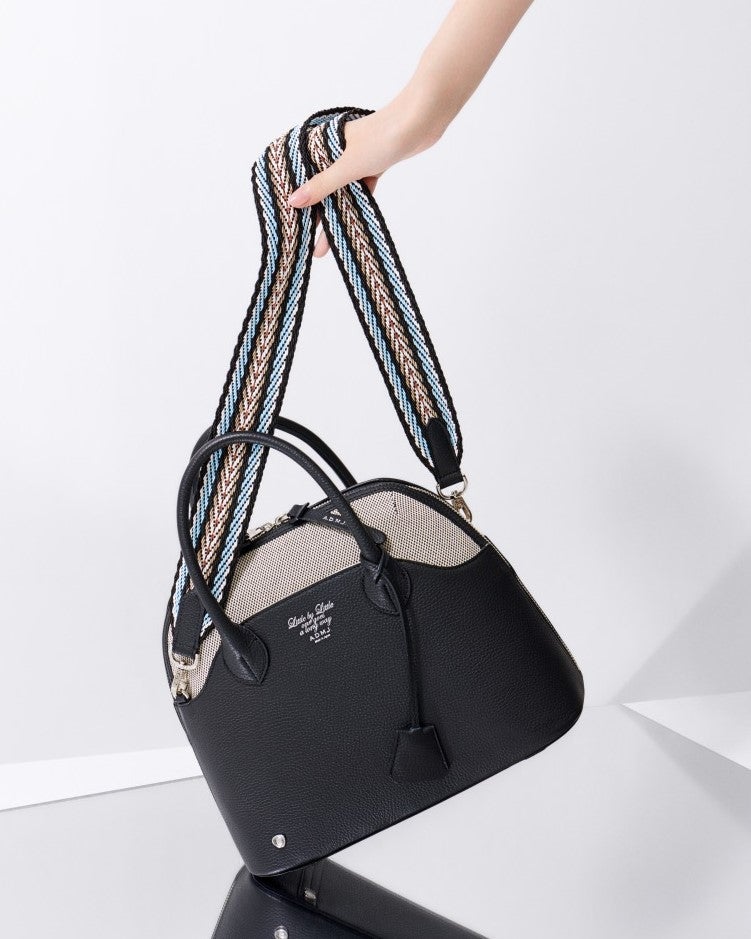 手持ちバッグの『脱・無難』コーデを格上げする「バッグストラップ