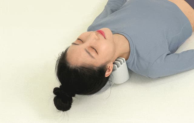 首に寄り添い脊椎の痛みを緩和！寝るだけで末梢神経を刺激。新isoneck