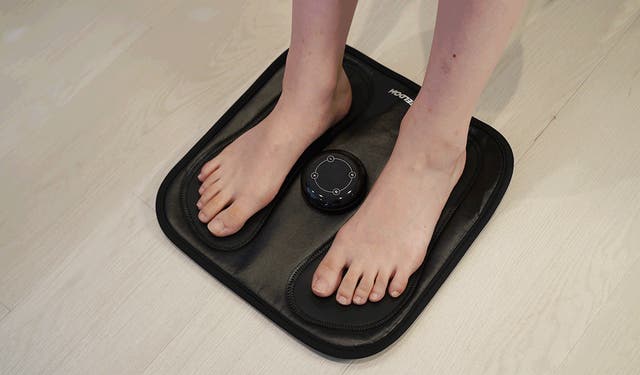 EMS + 温 搭載 1日15分乗るトレ習慣】FEELDOM DIET PAD｜マクアケ