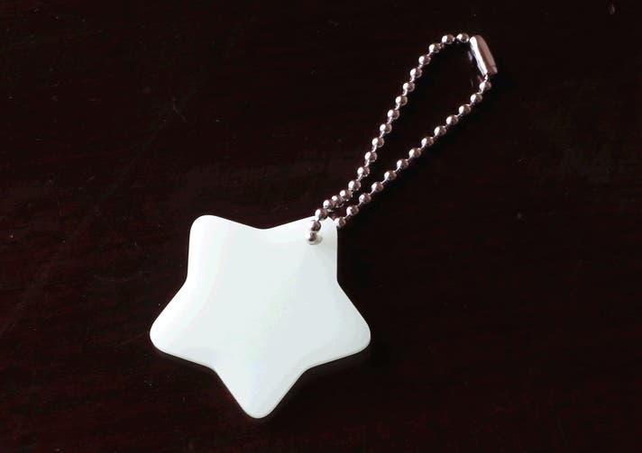 暗闇でパッと光る！目印になる、星の蓄光キーホルダー【防災士監修