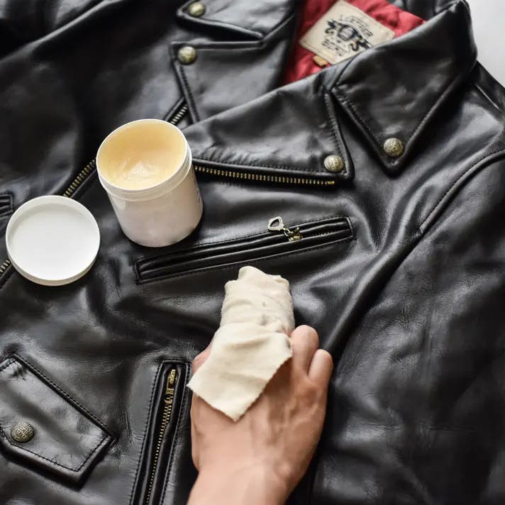 ニュージーランド産羊革とダウンが融合、冬を制するレザージャケットを