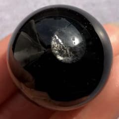 虹入り！漆黒！限定価格】最強魔除け 天然石 モリオン 丸玉13 - メルカリ