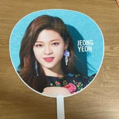 TWICE ジョンヨンHAPPY HAPPYうちわ - メルカリ