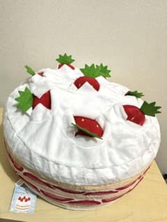 いちご ホールケーキぬいぐるみ - メルカリ