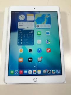 iPad 第8世代 32GB シルバー Wi-Fiモデル カバーガラス付 - メルカリ