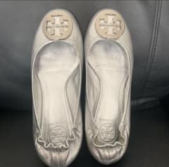 トリーバーチ フラットシューズ シルバー - メルカリ