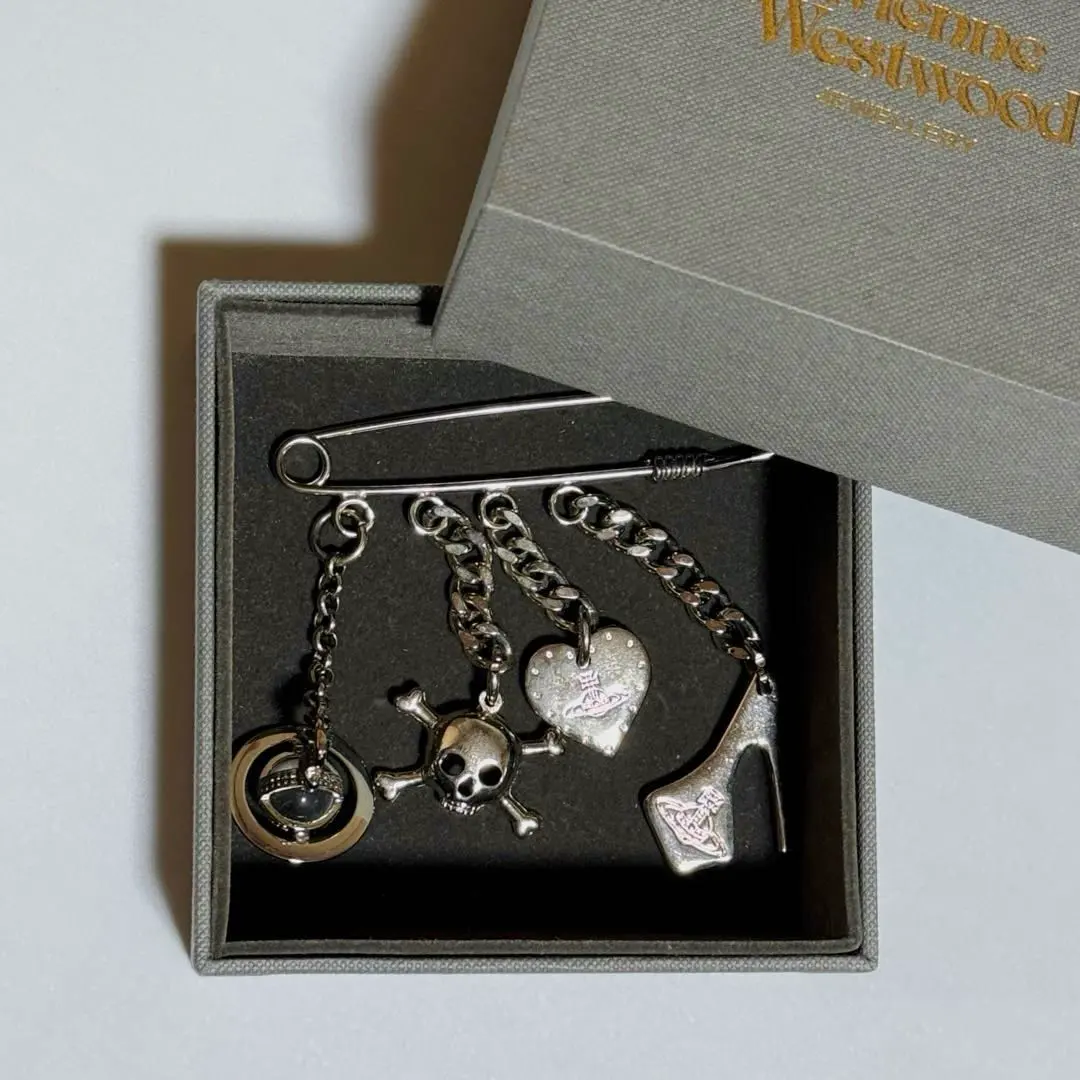 2026年最新】vivienne westwood ピンバッチの人気アイテム - メルカリ