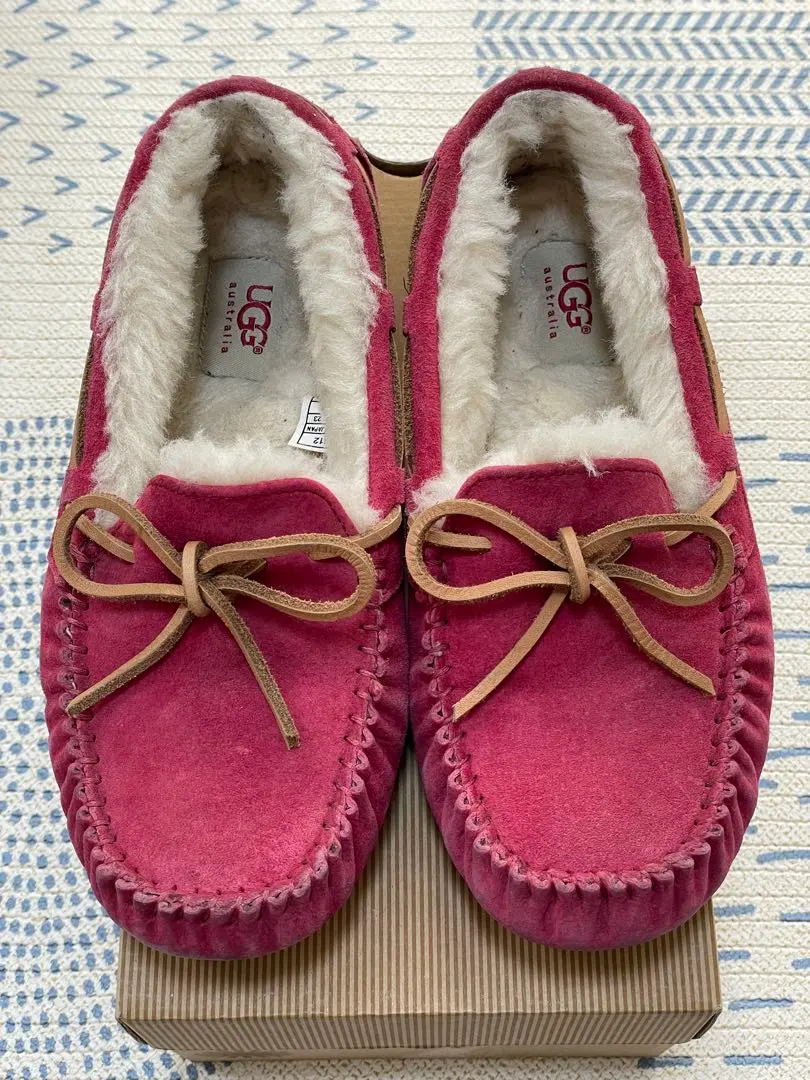 2026年最新】UGG カラー：レッド系 モカシンの人気アイテム - メルカリ