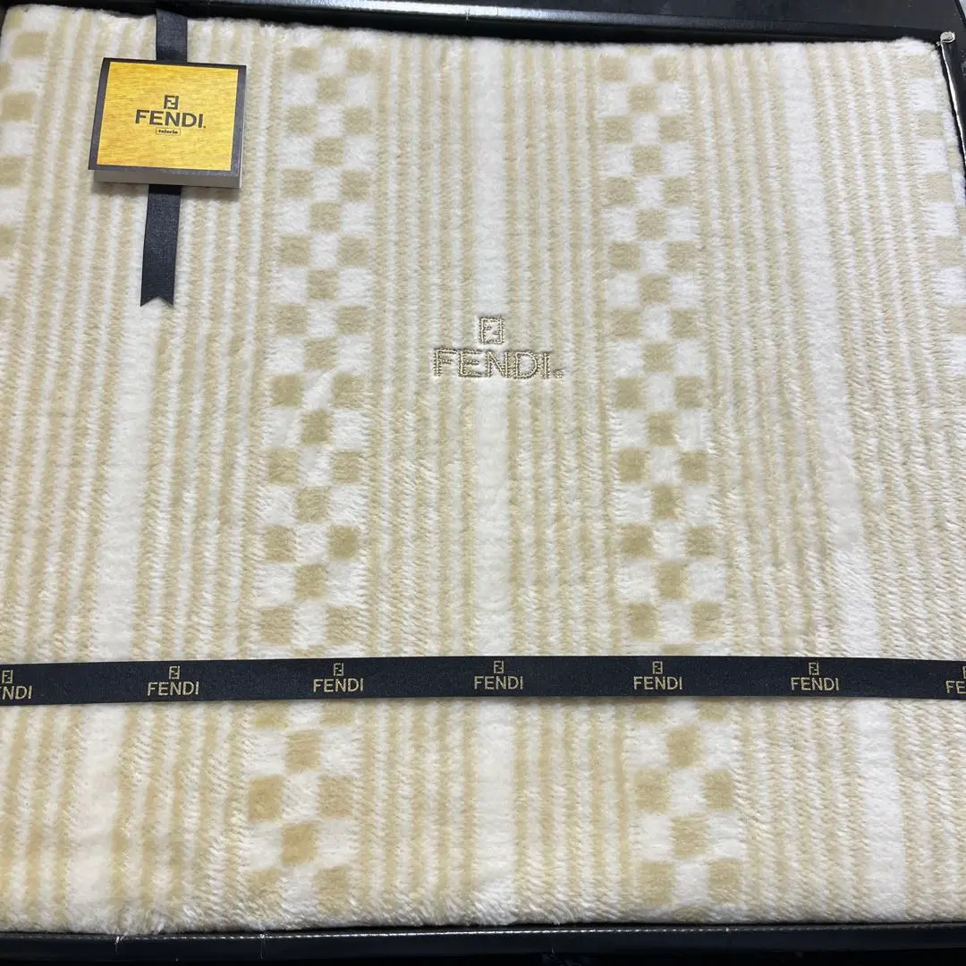 2026年最新】Fendi 布団・毛布の人気アイテム - メルカリ