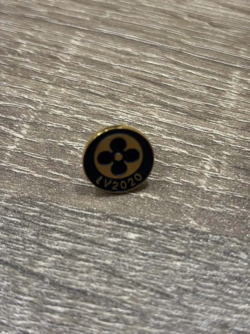 2026年最新】ヴィトン ピンバッチの人気アイテム - メルカリ