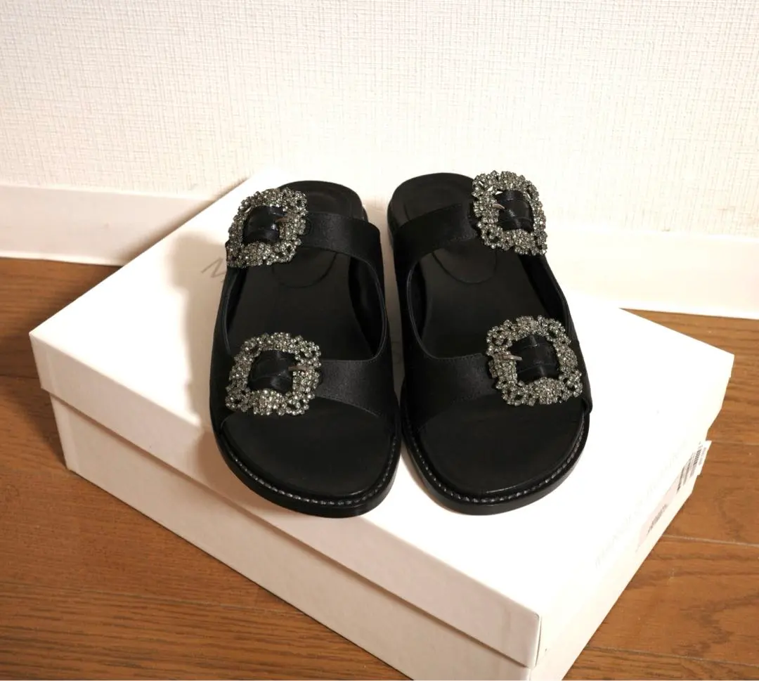 2026年最新】マノロブラニク ハンギシ サンダルの人気アイテム - メルカリ