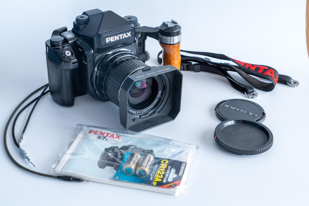 PENTAX67Ⅱ 中判フィルムカメラ 木製グリップ、レンズ2本付き