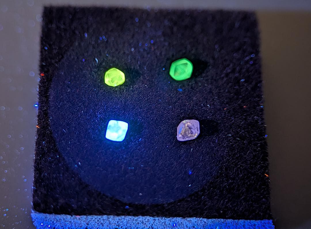 天然ダイヤモンド原石 蛍光4色セット 計0.376カラット ボツワナ産