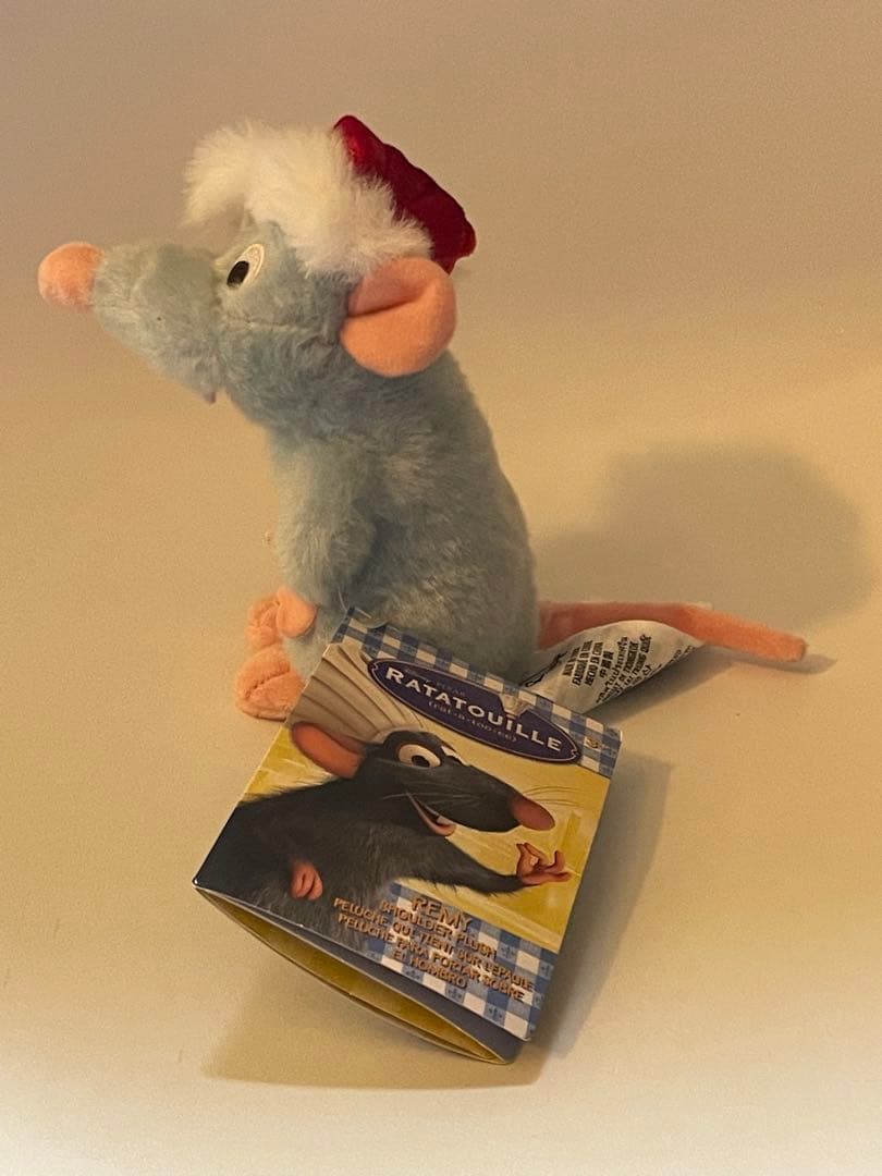 パリディズニー クリスマス限定】レミー サンタ帽 肩のせ ぬいぐるみ