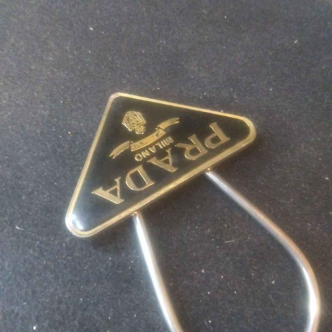 プラダ ブラック×ゴールド 三角ロゴ キーホルダー【比較的美品、希少