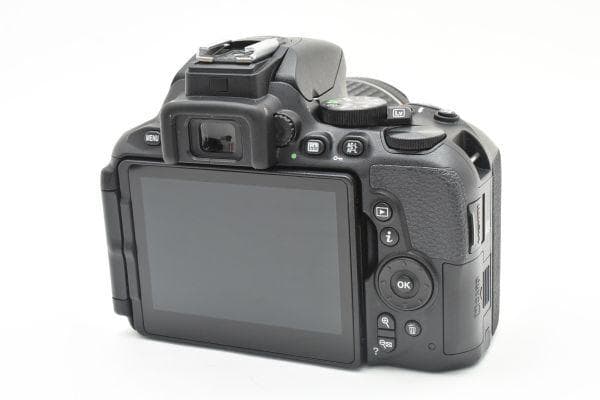 【美品】ニコン Nikon D5600 レンズキット《ショット数11958回》