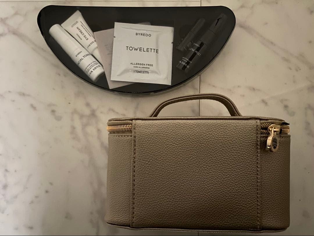 最新❗️未開封‼️ エミレーツ航空ファーストクラス ブルガリ ポーチとナイトコスメ エミレーツ航空、ブルガリコラボの夏期限定アメニティキット。高級感