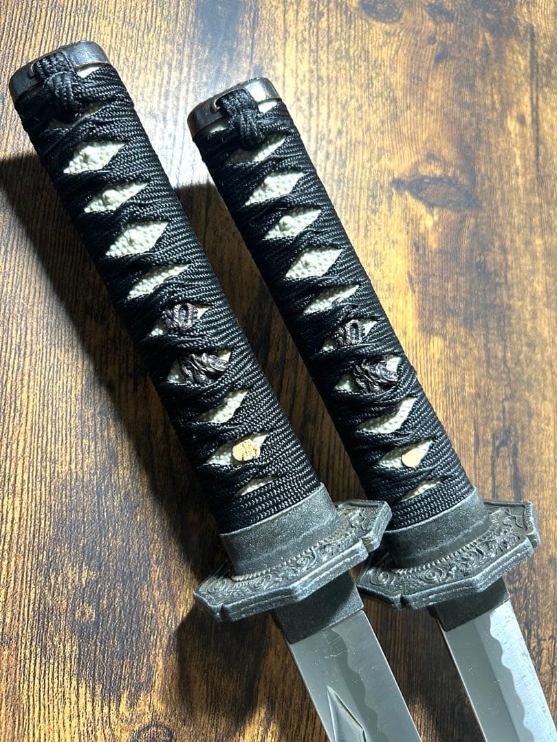 日本製模造刀 2本セット 刀掛台付き 龍柄 黒色 観賞用小道具コスプレ