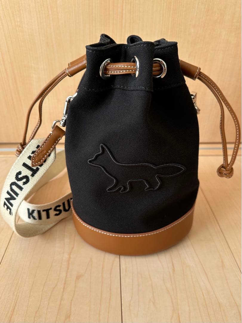 MAISON KITSUNE コントゥアフォックスバケットバッグ Maison Kitsune（メゾンキツネ）の「CONTOUR FOX BUCKET BAG