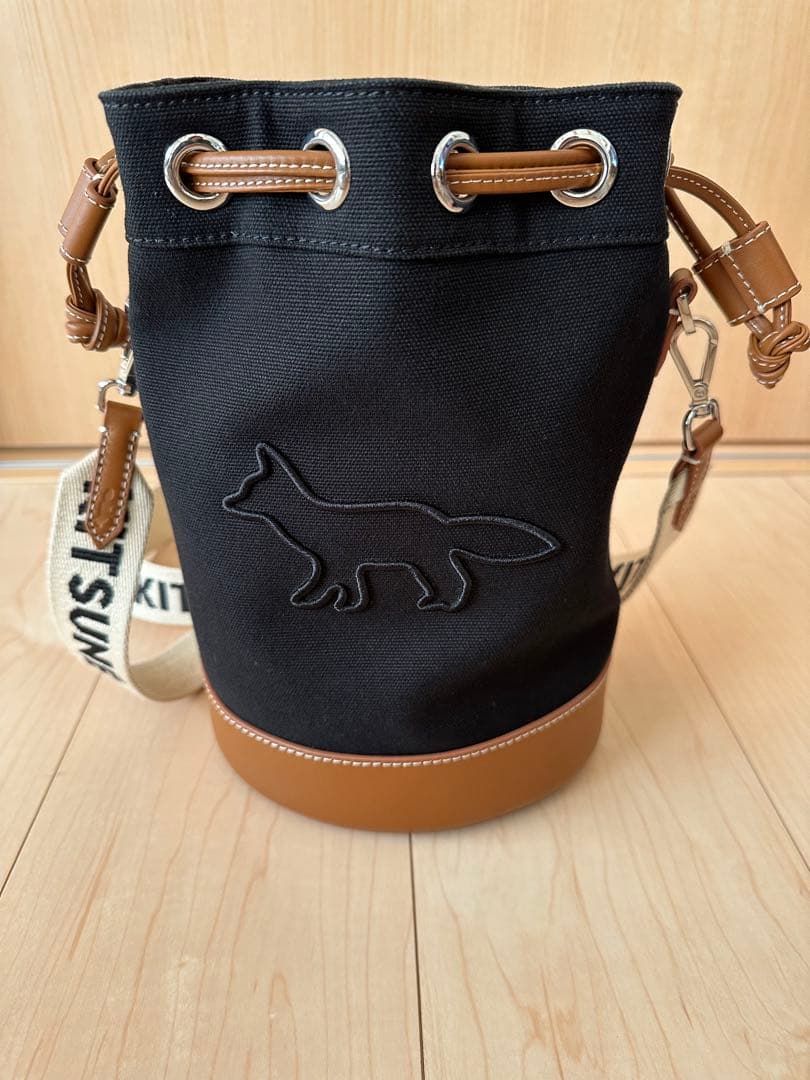 MAISON KITSUNE コントゥアフォックスバケットバッグ