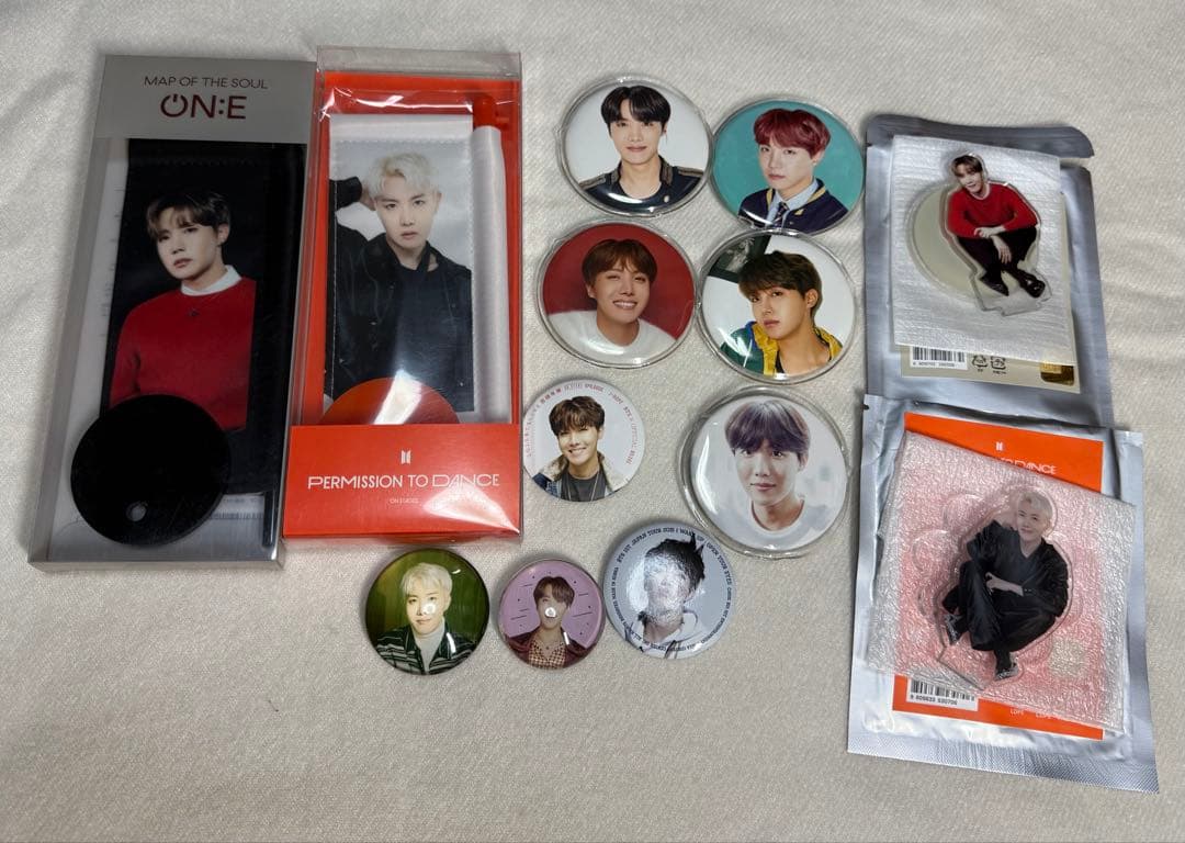 値下げOK】BTS JHOPE ホソク 缶バッジ ラキドロ ミニフラッグ - メルカリ