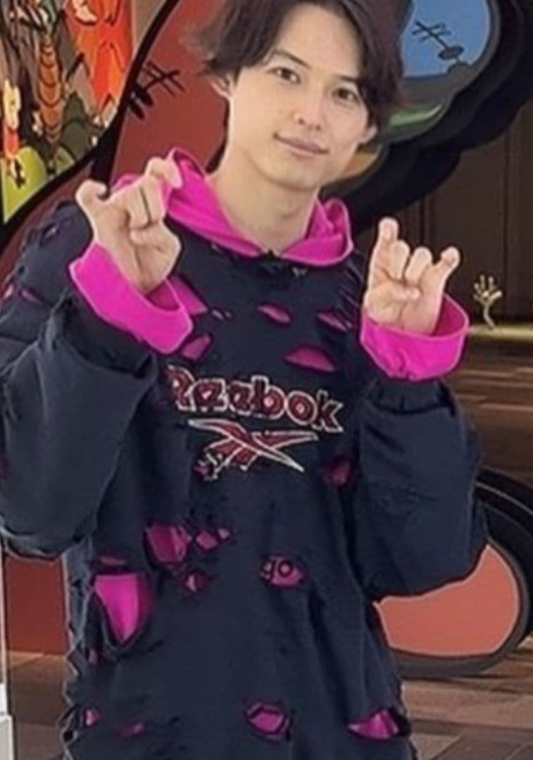 最終価格】Reebok ダメージスウェット L ブラック 松村北斗 - メルカリ