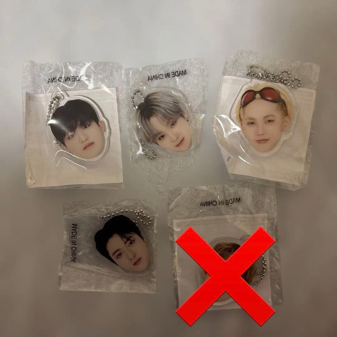 TREASURE カプセルトイ 顔アクキー - メルカリ