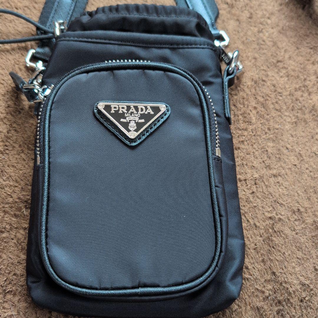 PRADA ノベルティプラダ スマホショルダー ブラック - メルカリ