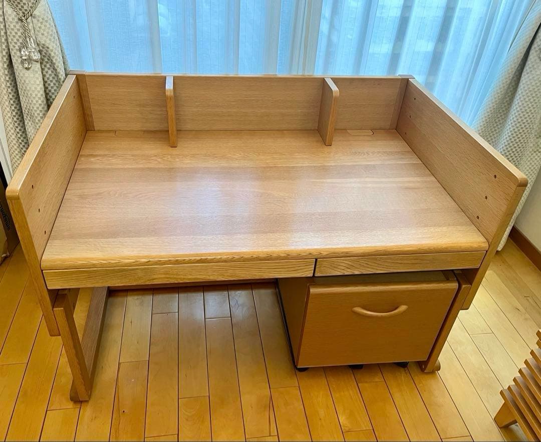 カリモク × ベネッセ 【学習机セット:① 机 】集中できる環境を考えた
