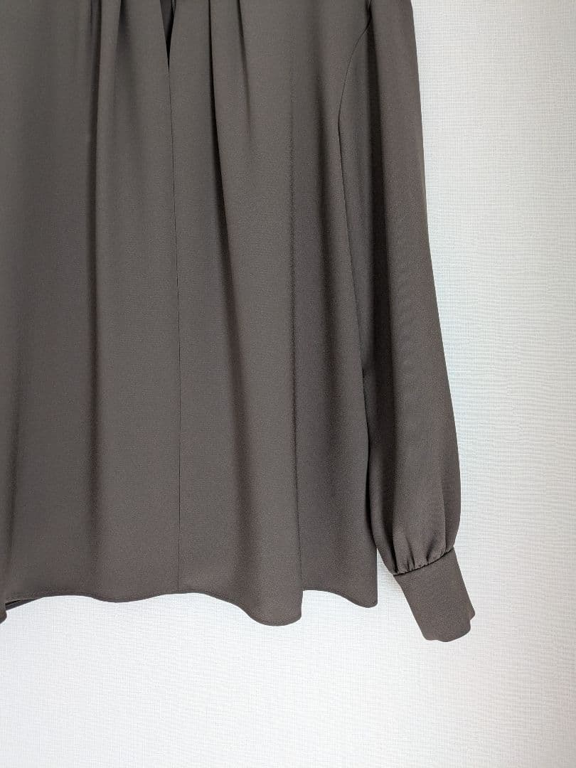 美品 セオリーリュクス 洗えるツイストカラーブラウス ダスティセダー