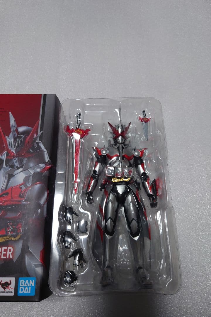 S.H.Figuarts 仮面ライダーセイバー ドラゴニックナイト 【開封品】