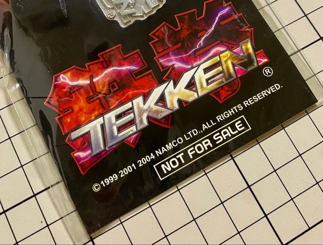 非売品・極少】山佐 パチスロ 鉄拳 メタルロゴストラップ 台紙付き