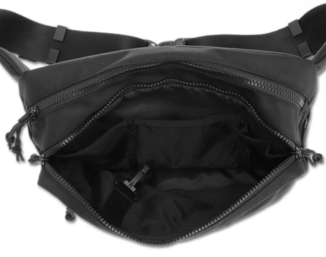 NEW ERA(R) × MARY QUANTスクエア ボディバッグ（ブラック） - メルカリ