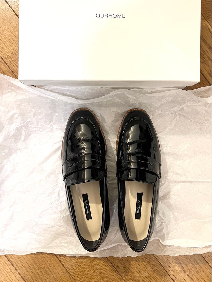 【OUR】エナメルレザーのローファーシューズ黒 厚底 22.5cm