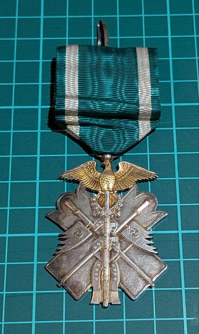 大日本帝国 旧日本軍記章 明治期 功七級金鵄勲章 Yahoo!オークション -「功七級金鵄勲章」の落札相場・落札価格