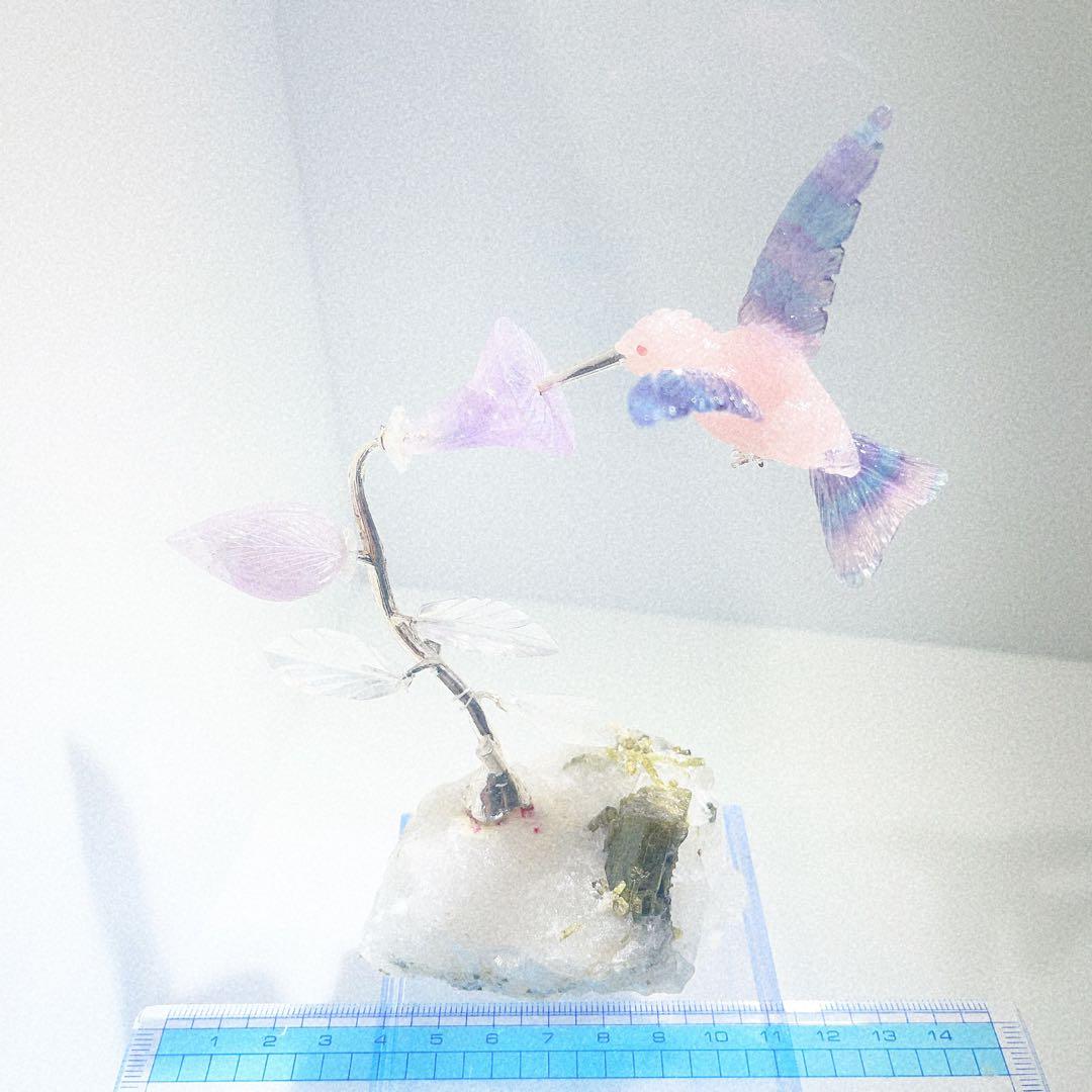 ハチドリ 紫の花付きグリーントルマリン台座ブラジル産NO25-.2366 ハチドリ 紫の花付きグリーントルマリン台座ブラジル産NO25-.2366