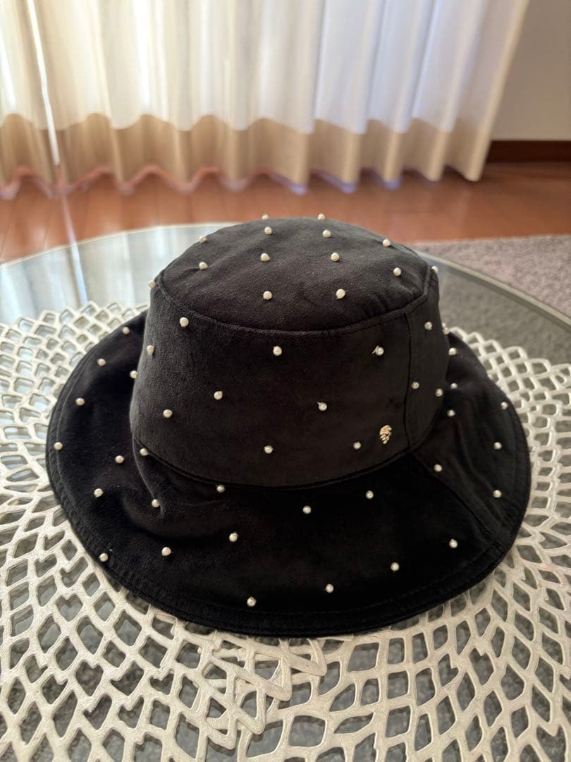 HELEN KAMINSKI ⭐︎パール付き黒ベロアバケットハット HELEN KAMINSKI ⭐︎パール付き黒ベロアバケットハット Shop the Bella