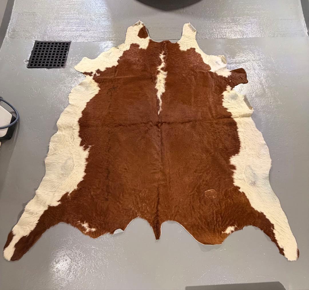 本革製　牛革ラグ 茶色と白 ブラウン＆ホワイト牛革ラグ：本革アクセント（54×52インチ） - Etsy 日本