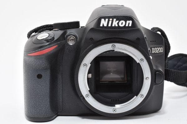 【美品】ニコン Nikon D3200 ボディ　《ショット数6200回》元箱付
